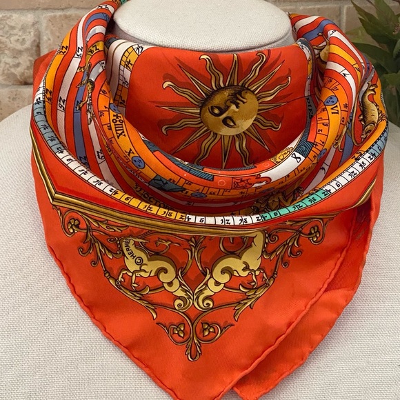 HERMÈS Petit Astrologie Dies et Hore Silk Scarf, Rare Colorway - Picture 4 of 13